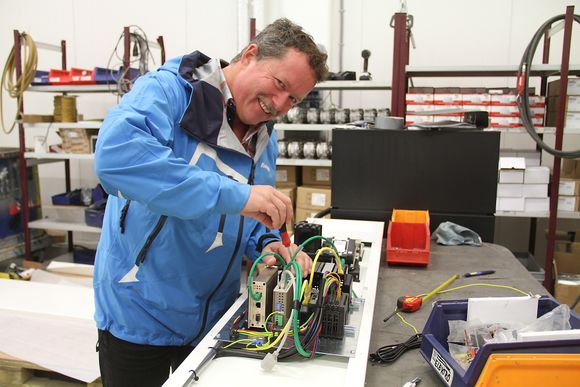 Omron har levert all elektronikken. Salgsingeniør Knut Ivar Helland klargjør en modul som skal monteres i en automat.