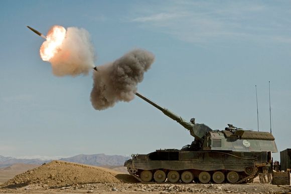 En nederlandsk Panzerhaubitze 2000 avfyrer en granat i Afghanistan.