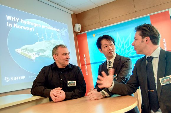 Japansk interesse: Prosjektleder for hydrogen i Berlevåg kommune Kjell Richardsen (t.v.) og forskningsdirektør i Sintef, Steffen Møller-Holst (t.h.), diskuterer muligheten for å eksportere flytende hydrogen til Japan med Motohiko Nishimura fra Kawasaki Heavy Industries.