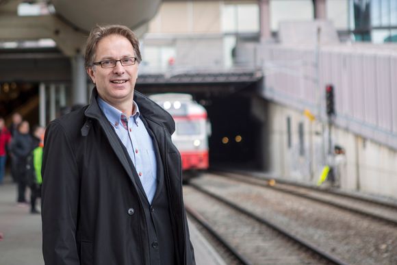 Assisterende jernbanedirektør Gunnar Løvås sier Jernbaneverket trenger flere flinke folk i årene som kommer for å ta unna alle prosjektene.