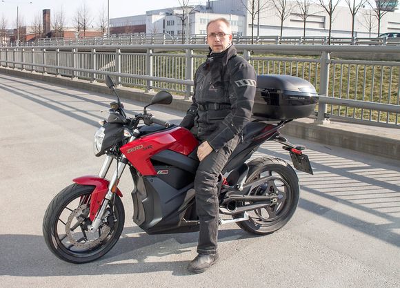 Elektrokonvertitt: Michael Hansson hadde kjøpt en Zero ZF 12,5 og var blitt voldsomt begeitret for sin elektriske tohjuling.