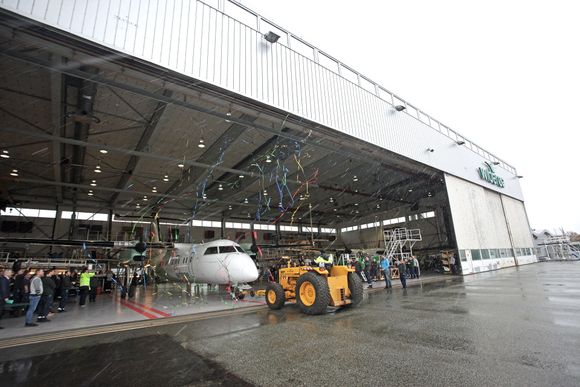 Det 16. og siste Dash 8-flyet som har vært gjennom en levetidsforlengelse i denne Widerøe-hangaren. Nå er flyet klart for ti nye år på det norske kortbanenettet.