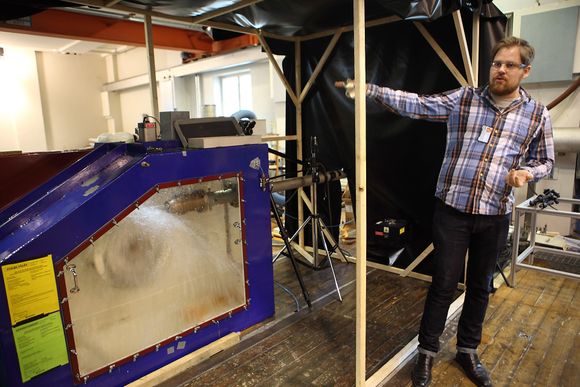 Stipendiat Bjørn Solemslie ved NTNU viser fram sin forsøksturbin (pelton) ved vannkraftlaboratoriet. Kameraet tar bilder av turbinen 3000-4000 ganger i sekundet for å finne ut hvorfor vannet beveger seg som det gjør i turbinen.