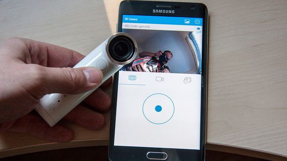 Ved hjelp av telefonappen kan du få kamerasøker. I denne appen gjør du også alle innstillingene til kameraet. Tilkobling skjer via Wi-Fi.