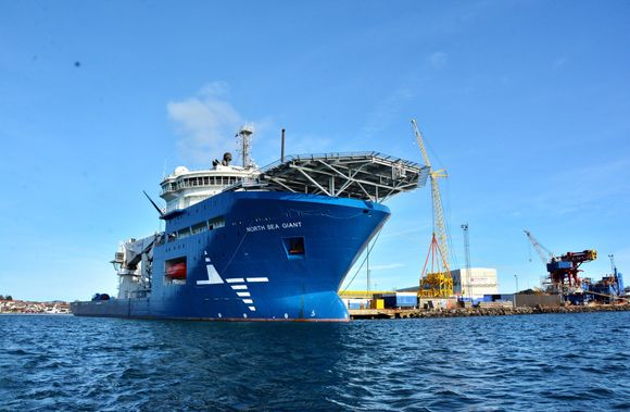 North Sea Giant er verdens største offshore konstruksjonsskip. Fartøyet er nylig bygget om, for å tåle kreftene som er i sving under svært tunge løft.