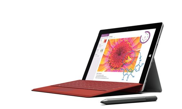 Godt utstyrt: Surface 3 får den samme typen tastatur som  i Pro-versjonen. Det låser seg magnetisk til hele kanten av nettbrettet og gjør det stivt nok til å skrive på, samtidig som det får en liten vinkel oppover. Nettbrettet kan også utstyres med penn.