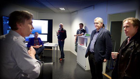 Simsea: Edgar Vika presenterer simulatoren for adm. dir A. Rune Johansen i Simsea og Jostein Alendal i Reach Subsea. Foto: Eirik Helland Urke