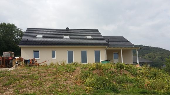– Ikke lett å se at dette huset i Tyskland har små solcelletaksten på taket som kan produsere fornybar kraft.