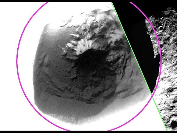 Isen som fremdeles er på planeten kan stamme fra en asteoridekollisjon. Her nye bilder av det såkalte Fuller-krateret.