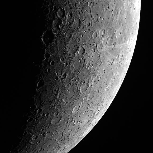 Messenger-sonden gir stadig nye svar på gamle spørsmål om Merkur. Nå håper forskerne at det kommer flere bilder nærmere overflaten før den kræsjer.