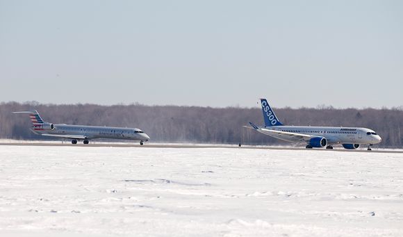 CS300-testflyet takser på Montréal–Mirabel lufthavn med følgeflyet CRJ900 i hælene.