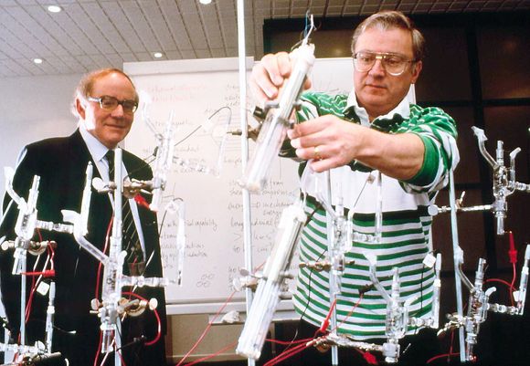 Pionerer: Martin Fleischmann og Stanley Pons skapte storm da de påstod å ha oppdaget kald fusjon i 1989.  ⇥Foto: NTB scanpix