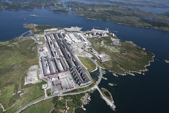 Hydro med hovedkontor, forskning og utvikling i Norge og Karmøy (bildet) er blant bedriftene LO vil sikre at forblir under norslk kontroll.