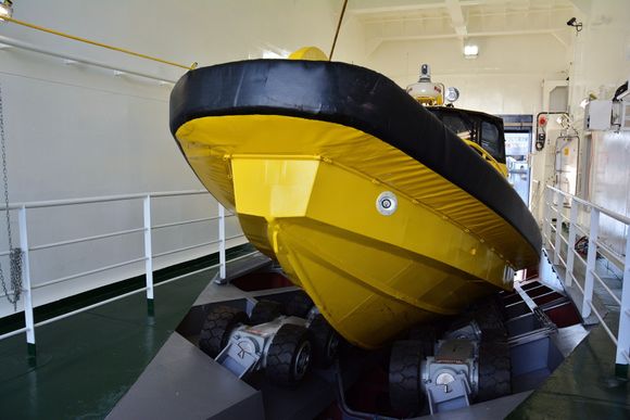 Redningsbåten blir ikke slept opp i moderfartøyet, slik som er vanlig, men går på mekaniske ruller. Livbåter fra FPSO-en kan også dras opp via disse rullene.