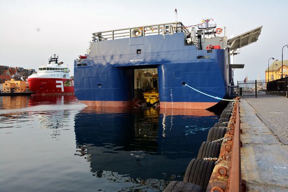 Redningsbåten akter i fartøyet kan respondere raskt ved behov, og kan brukes både til redningsoppdrag og som slepebåt for mekanisk oljevernutstyr.