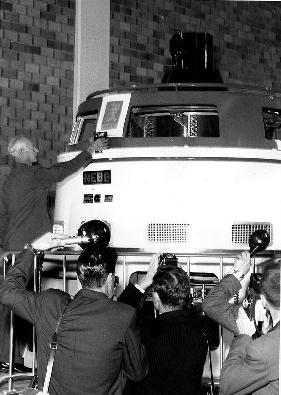 Her trykker statsminister Einar Gerhardsen på knappen som setter Tokke-anlegget i gang i 1961.