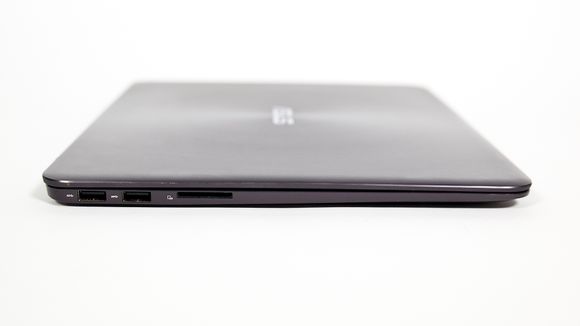Tilkoblinger er et område hvor UX305 skiller seg markant fra den nye Macbook-en. Her får du både tre USB-porter, HDMI og mulighet for ethernet.