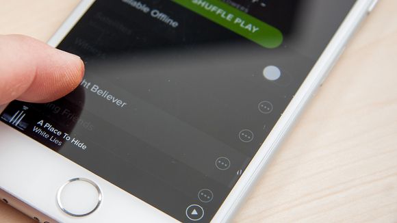 Holder du en finger på en sang, kan du forhåndsvise den på iOS.