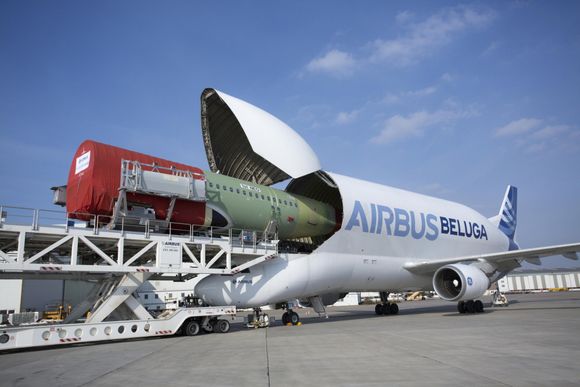 Her er Airbus Beluga med en skrogdel til det første A320 Neo-flyet.