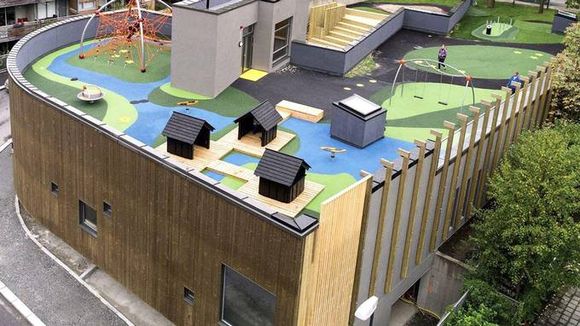 Linje arkitektur viser hvordan taket på et bygg kan benyttes til barnehage med uteplass.