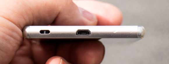 Endelig åpen: Sony Xperia Z3+ har fått en åpen micro USB-port til tross for at den er like vanntett som forgjengeren. Men det kan nok lønne seg å tørke ut saltvannet i porten før man stikker inn laderen