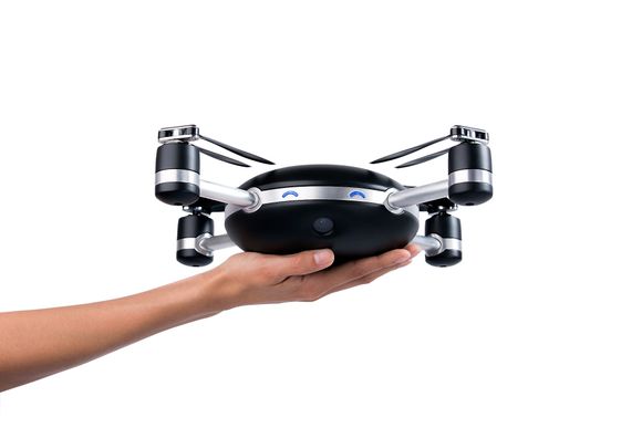 Gründerne håper at senere versjoner av dronen skal bli mindre og få plass i lomma.