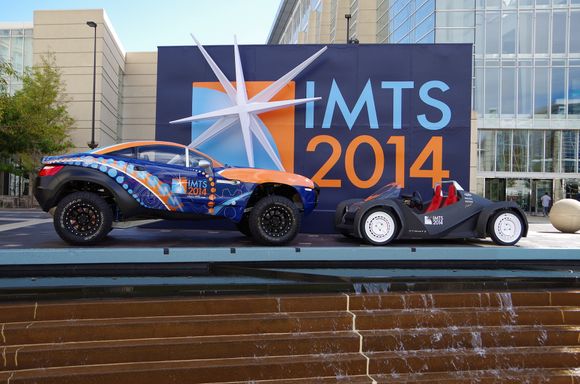 Flere modeller: Local Motors viste fram både  sin Rally Fighter (til venstre) og elbilen Strati under IMTS-utstillingen i september i fjor.