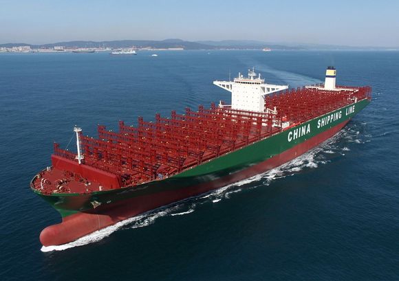 CSCL Globe fikk bare noen uker i 2014 æren av å være verdens største containerskip med kapasitet på 19.000 TEU .