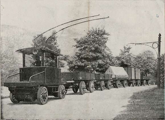 Slike elektroniske vogntog uten skinner skulle revolusjonere godstrafikken i Berlin rundt år 1900.