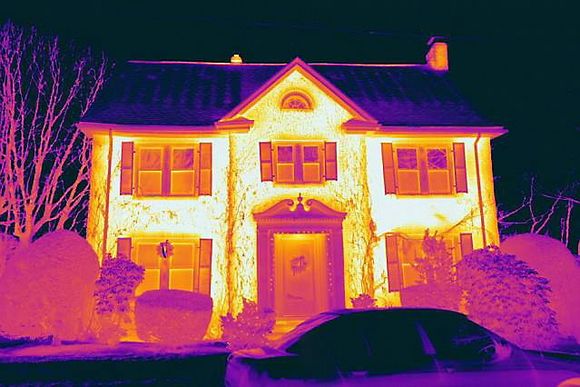 Kameraene fanger opp varmestråling fra fasader og tak, samtidig som et Lidar-system måler avstanden til fasaden og fanger 3D-bilder der bygningen er skilt fra det fysiske miljøet