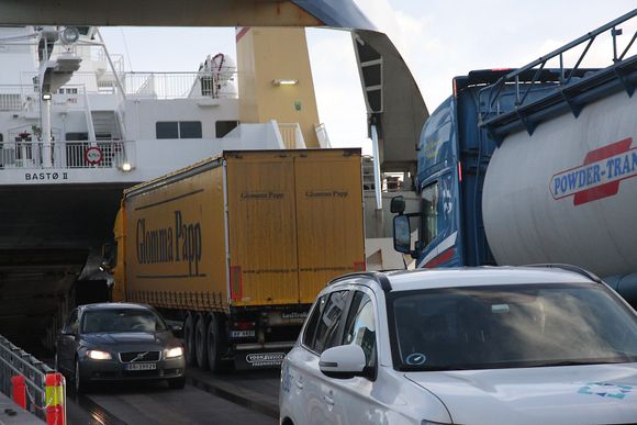 Moss-Horten-ferjene må laste og losse parallelt for å holde tidsskjemaet. Mens tungtransporten kjører på i øverste plan, kjører personbilene ut fra bildekket under.