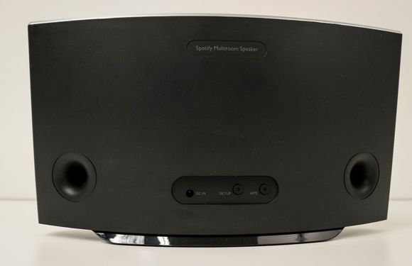 Bassrefleks: Philips SW700M har en svært enkel bakside. Et par knapper for wifi-oppsettet og to åpninger for bassrefleks