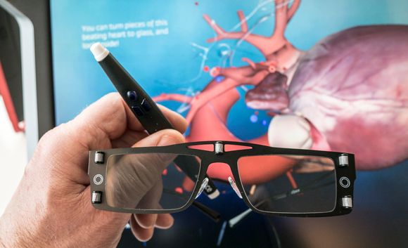 Briller og penn: 3D-brillene og manøvreringspennen har punkter som de infrarøde kameraene i skjermen ser på. Det betyr at programvaren hele tiden kan følge den tredimensjonale stillingen til hodet og pennen og justere skjermbildet etter det.