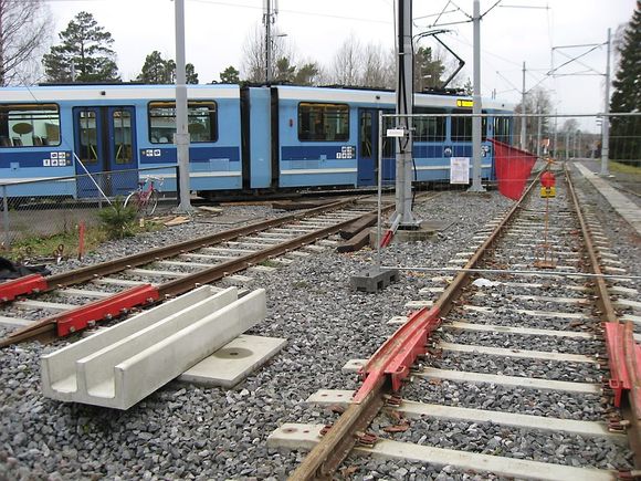 Sporsperren monteres på jernbaneskinner for å lage en barriere mellom et anleggsområde og et spor i drift.