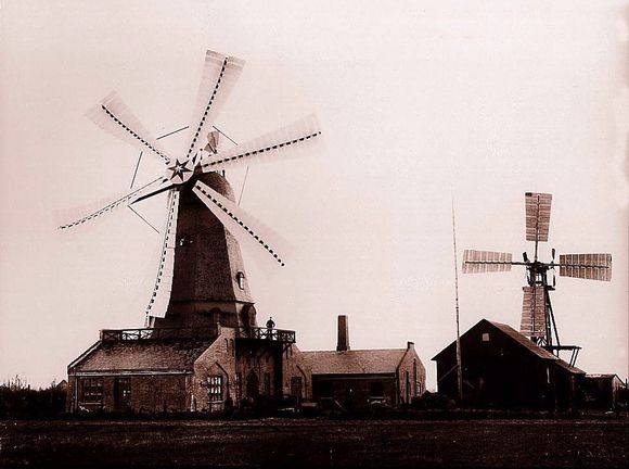 Professor Poul la Cour revolusjonerte vindkraftteknoloigen. Bildet viser datidens mest avanserte vindmølle, testturbinen i Askov i 1857.