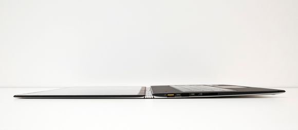 Ideapad Yoga 3 Pro er både ekstremt tynn og lett.