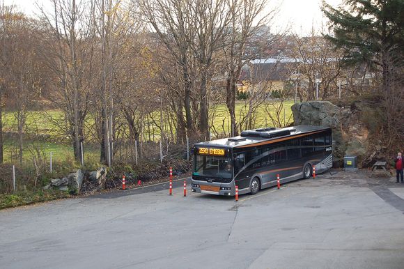 Her er den batteridrevne bussen Boreal hadde til utlån, koblet til ladestasjonen i bussdepotet i Stavanger.