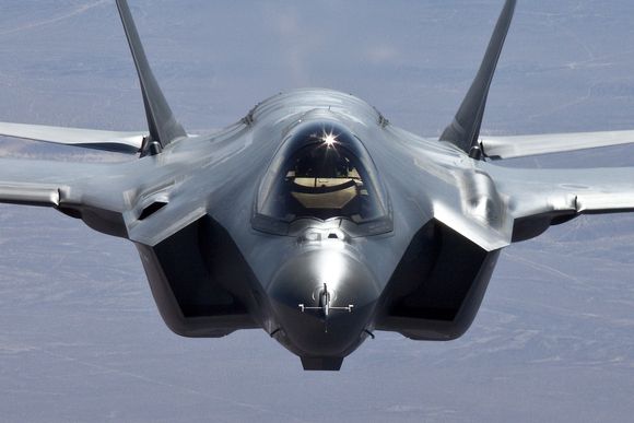 Maskinkanonen på F-35A, som Norge har bestilt, sitter over det venstre luftinntaket (til høyre på bildet).