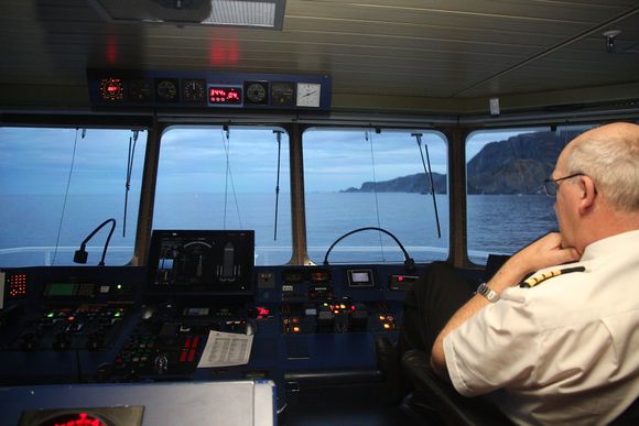 Kaptein Ole Johan Andreassen på Nordlys fører skipete i sikk-sakk forbi grunner og skjær utenfor Stad på en unormalt stille novemberdag.