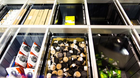 Variert: Datamus, sminke og lyspærer er blant varene som ligger fordelt på 72500 kasser. Foto: Eirik Helland Urke