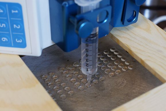 Bildetekst: Klistrelinser lages ved hjelp av en printeprosess. Dråpene stivner på det varme underlaget.