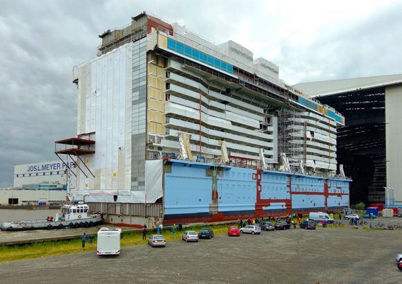En seksjon til Ovation of the Seas på vei inn i tørrdokka hos Meyer Werft i Papemburg. Her skal verdens første cruiseskip med LNG-motorer bygges.