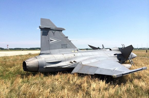 Det ungarske kampflyet av typen Saab Jas-39C Gripen etter buklandingen på flybasen Kecskemét onsdag 10. juni.