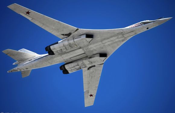 Tu-160 flyr oppvisning under seiersdagparaden i Moskva.