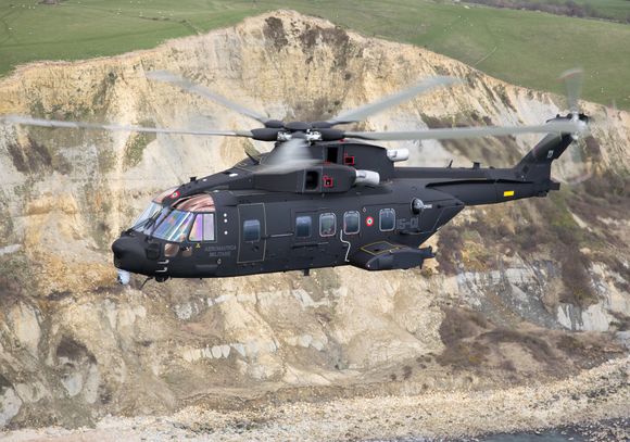 De norske redningshelikoptrene bygger på det italienske forsvarets AW101/HH101A CAESAR. Det såkalte csar-helikopteret er her ute på sin første flytur, 18.mars 2014.