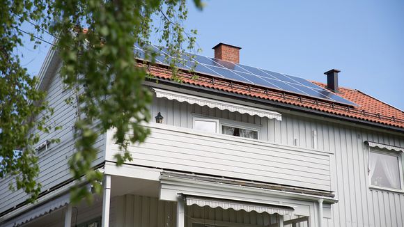 Flere elbileiere installerer nå solceller på taket. Gundersen er en av dem. Foto: Eirik Helland Urke