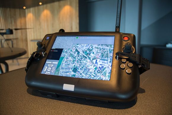Systemet til dronen laster inn kart, som det kan styres etter, og det kan også legges opp ruter på forhånd, som den flyr selv ved hjelp av autonom teknologi.