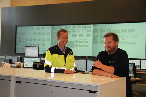 Fra venstre Terje Rudlende og Stian Myrvold i Borregaards nye operasjonssentral.