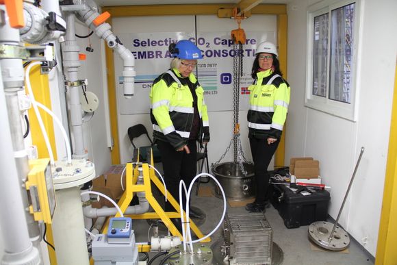 Snart klare: Professor May Britt Hägg, til venstre, og prosjektleder Liv-Margrethe Bjerge inne i containeren der alt er klart til å montere CO2-rensing. Membranmodulen blir plassert på det gule stativet til venstre i bildet, rørføringen er allerede på plass.