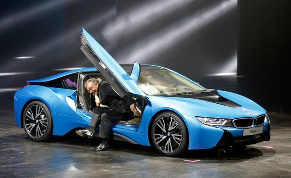 BMW-sjef Norbert Reithofer stiger ut av den utstilte i8-hybriden under Frankfurt Auto Show i fjor.